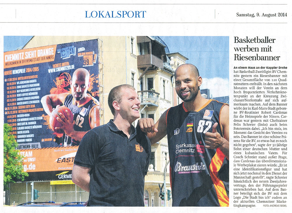 Die Freie Presse schreibt in einem Zeitungsartikel über die Werbeaktion der Basketballmanschaft Niners mit einem Moxxo Riesenposter.